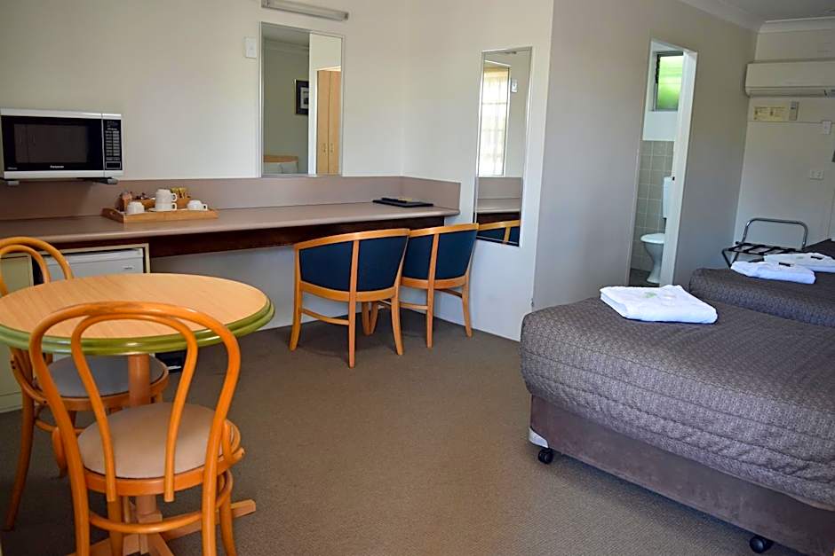 Ten Dollar Town Motel