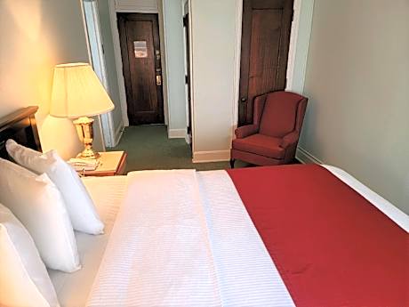 Queen Room with Seating Area - Hotel