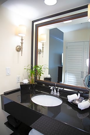 Deluxe Double/Double City View