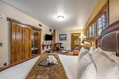Deluxe King Suite