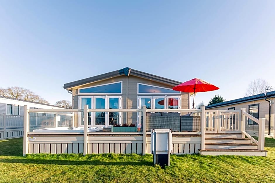 Lakeside Gem with Hot Tub