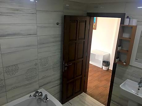 Deluxe Queen Suite