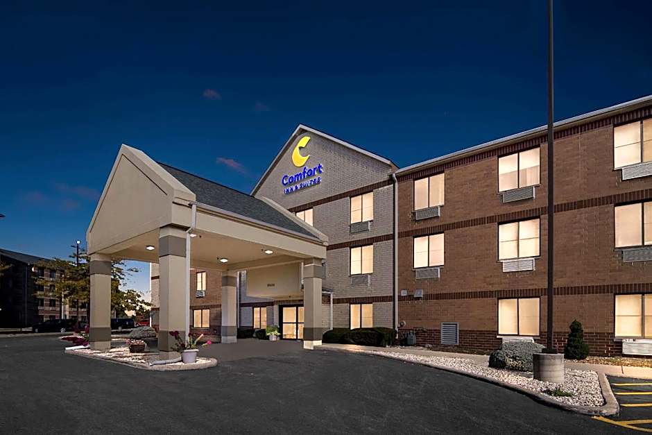Comfort Inn & Suites near Tinley Park Amphitheater
