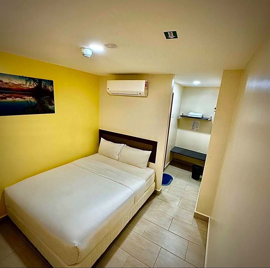 Capital O 90897 Island City Hotel