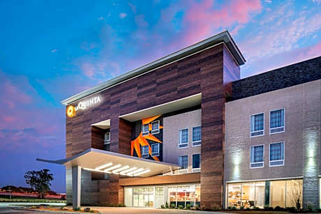 La Quinta Inn & Suites by Wyndham Lewisville