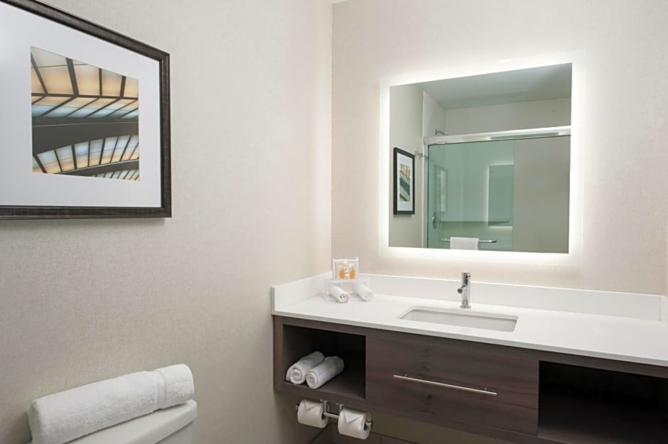 Holiday Inn Cleveland Clinic, an IHG Hotel