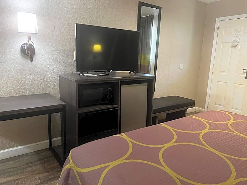 Super 8 by Wyndham La Marque TX/Texas City Area