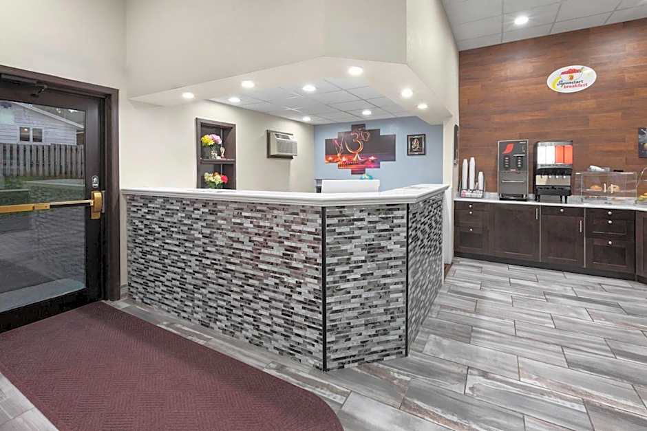 Super 8 by Wyndham Winona MN