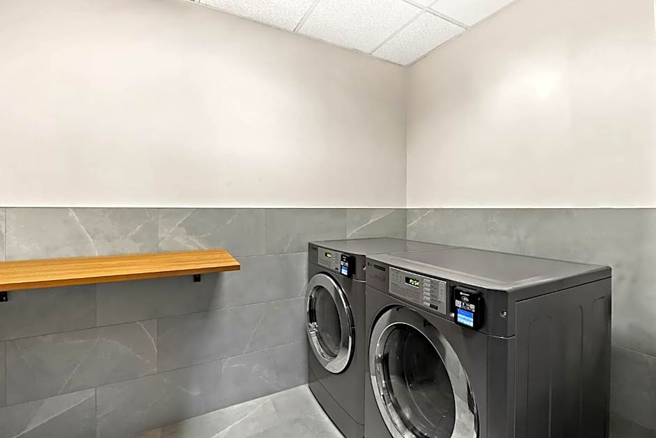 Holiday Inn Express & Suites Raleigh NE - Medical Ctr Area By IHG