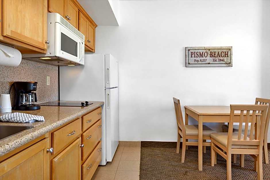 Beach House Inn & Suites