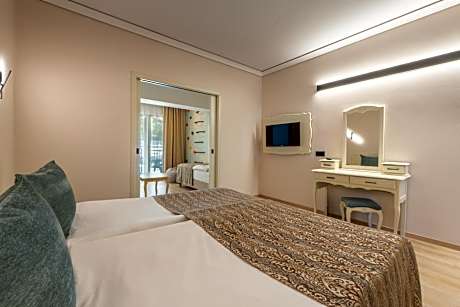 Family Room – Free Aquapark and Beach Access