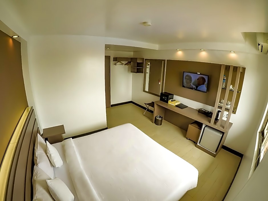 Clover City Center Plus Hotel