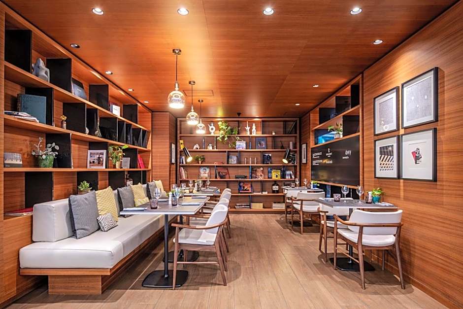 Renaissance by Marriott Paris Republique Hotel