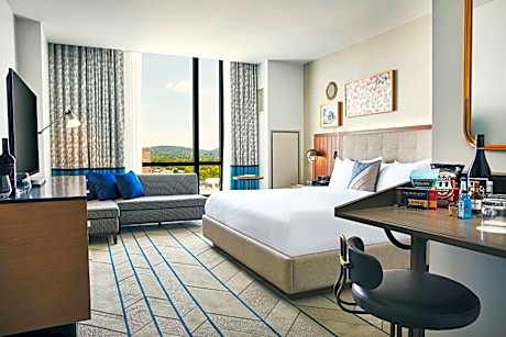 King Room with Roll-in Shower - Mobility and Hearing Accessible