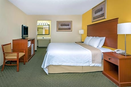 1 King Bed Non-Smoking