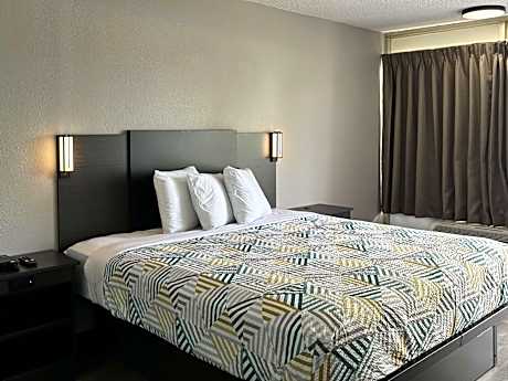 King Room with Roll-in Shower - Disability Access - Non-Smoking