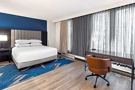 1 Queen Bed Mob Access Studio W/ Bath Shwr