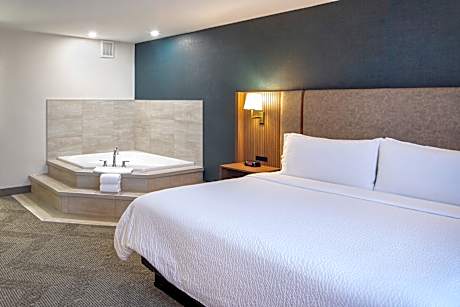 1 Bedroom King Suite Jetted Tub