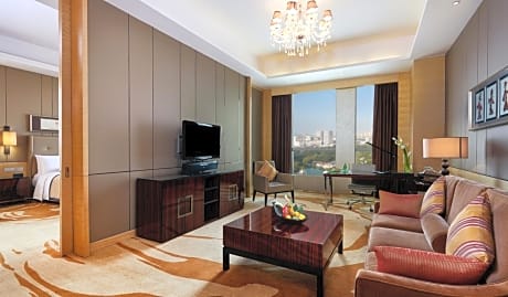 Club Deluxe King Suite