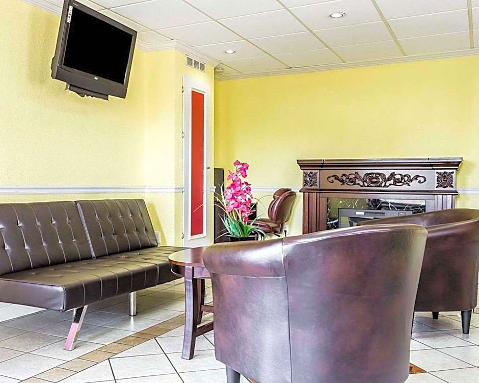 Econo Lodge Inn & Suites East