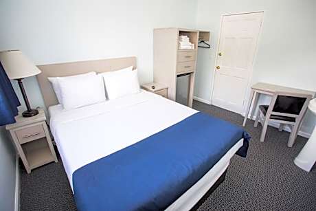 Queen Room with Private Bathroom