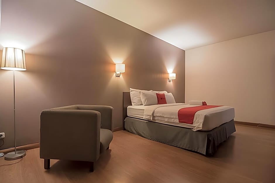 RedDoorz Premium near Paris Van Java Mall