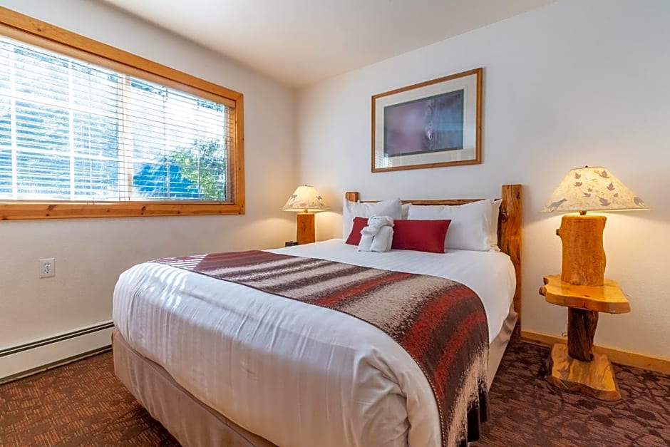 Red Wolf Lakeside Lodge