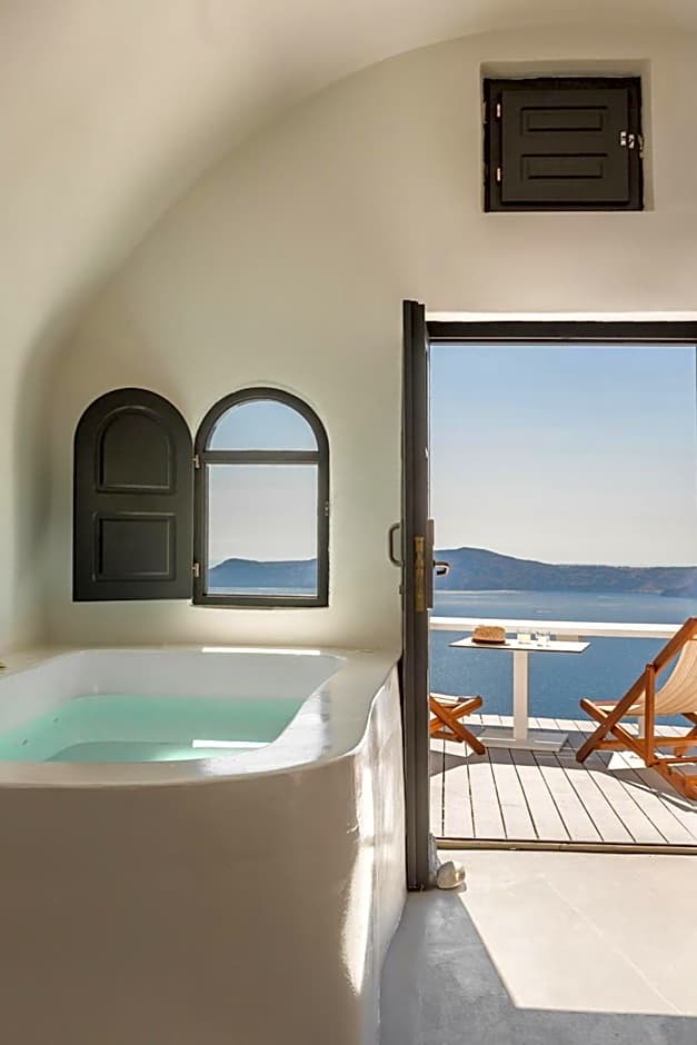 Sun Rocks Boutique Hotel - Caldera View Suites & Sunset Dining Experience