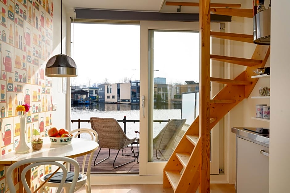 Houseboat studio with canalview and free bikes