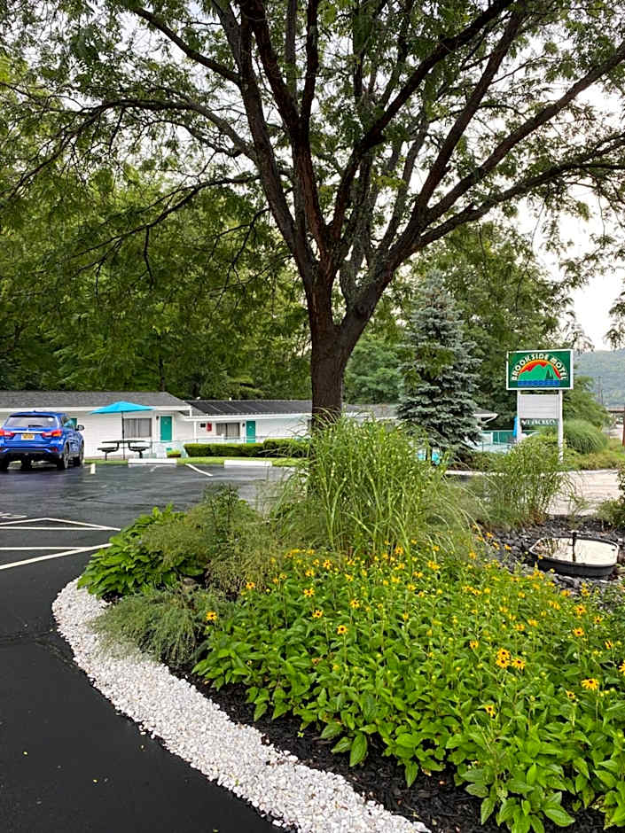 Brookside Motel & Cabins