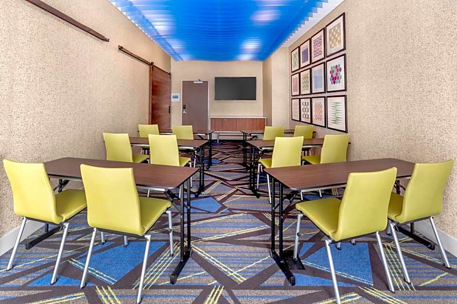 Holiday Inn Express & Suites Milwaukee - West Allis By IHG