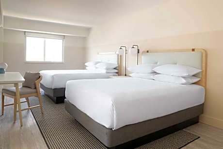 STUDIO WITH TWO QUEEN BEDS
