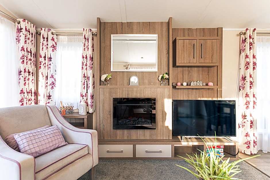 Lakeshore Lodge with Hot Tub