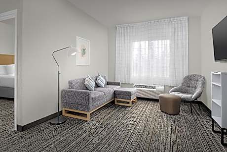 2 Bedroom Suite, Bedroom 1: 1 Queen, Bedroom 2: Queen, Sofa Bed