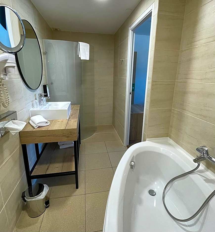 Kyriad Prestige Montpellier Ouest - Croix D'argent