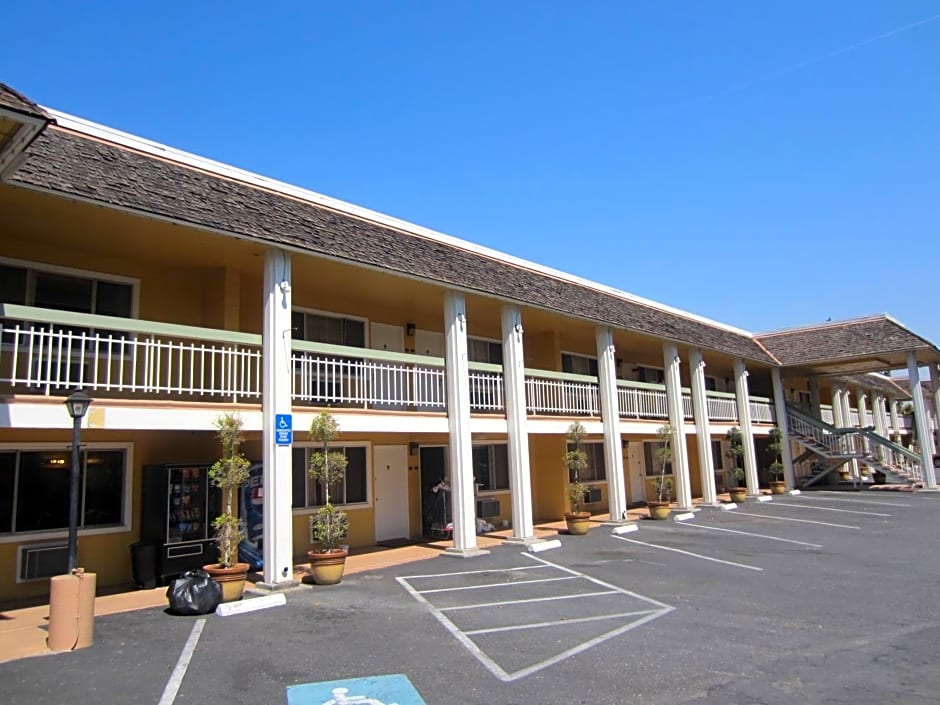 Caravelle Inn & Suites