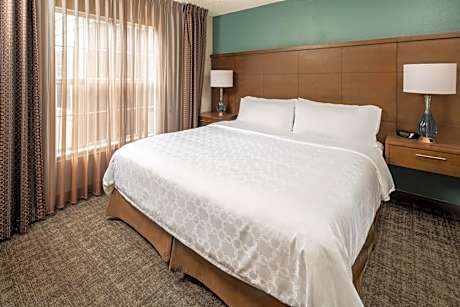 Queen Studio Suite with Hearing Accessible Roll in Shower - Non-Smoking