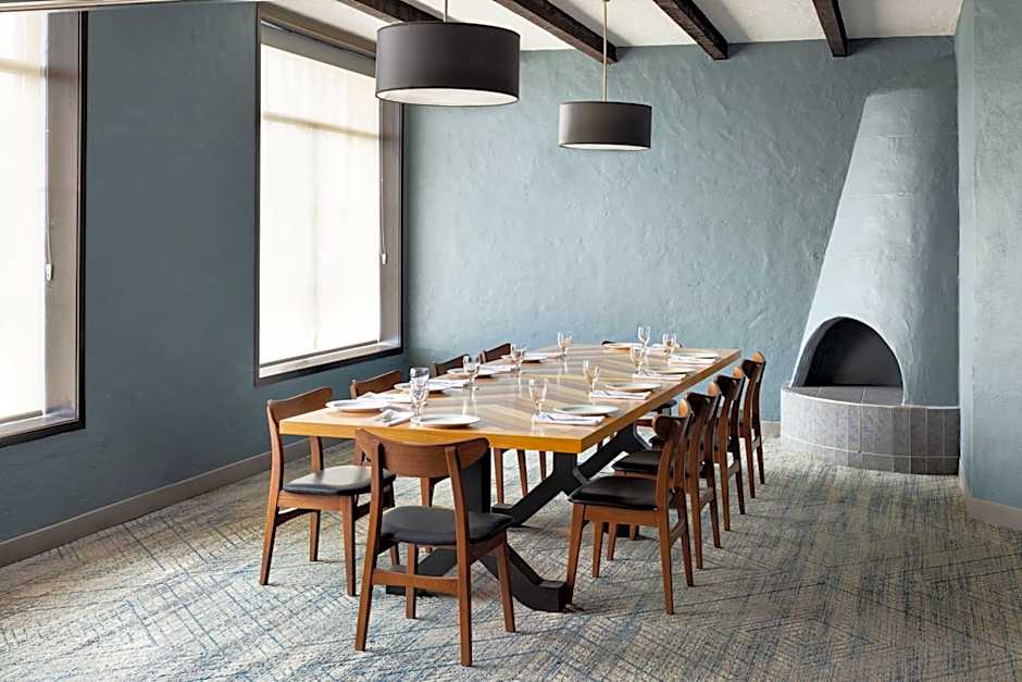 Four Points By Sheraton Edmonton South