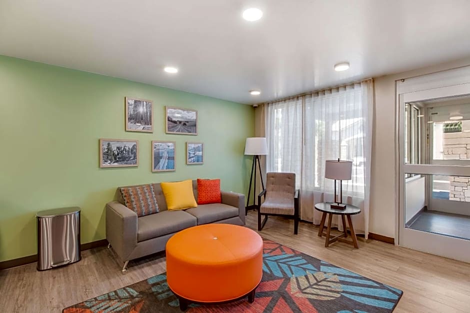 WoodSpring Suites Bakersfield Airport