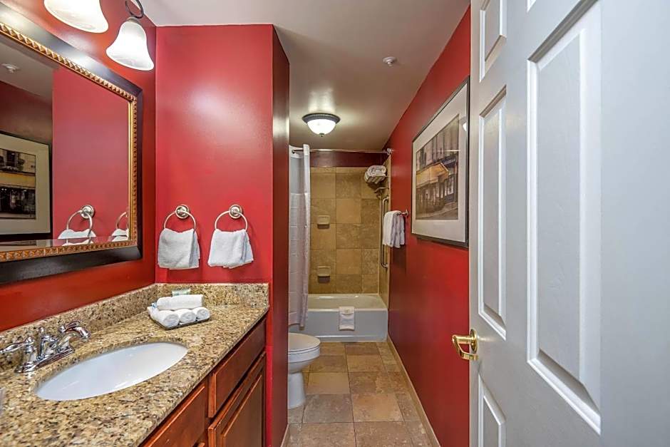 Clarion Collection Arlington Court Suites Hotel