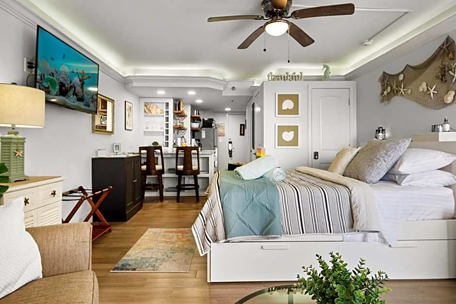 Luxury Beachfront Studio - Private Balcony with Ocean View - Heated Pool - Hot Tub - Tiki Bar - Sauna