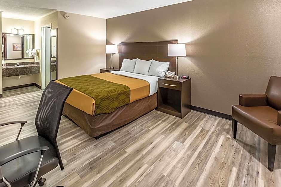 Econo Lodge Inn & Suites Newton