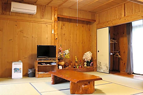 Limited to 1 group per day, annex, spacious and quiet room with 15 tatami Japanese style room and 8 tatami kitchen.