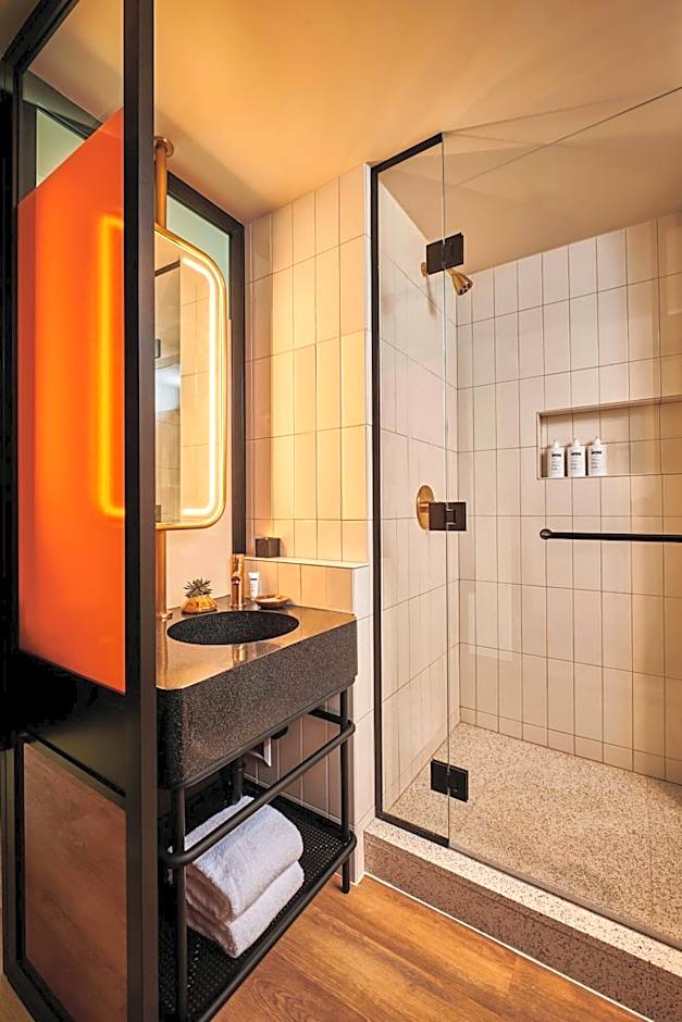 Hollywood Volume, a Tribute Portfolio Hotel