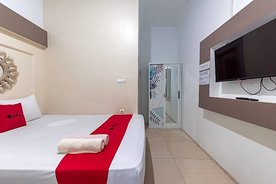 RedDoorz @ Jalan Otista Karawang