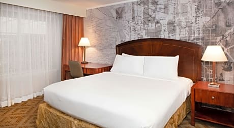 King Bed Room With Balcony And Hot Tub