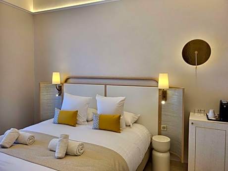 Comfort Queen Room with Sea View