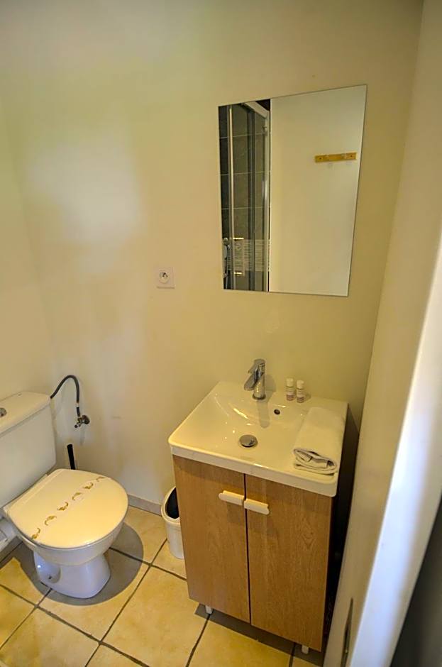 STUDIO CASSIN - next to tramway line 2 near airport