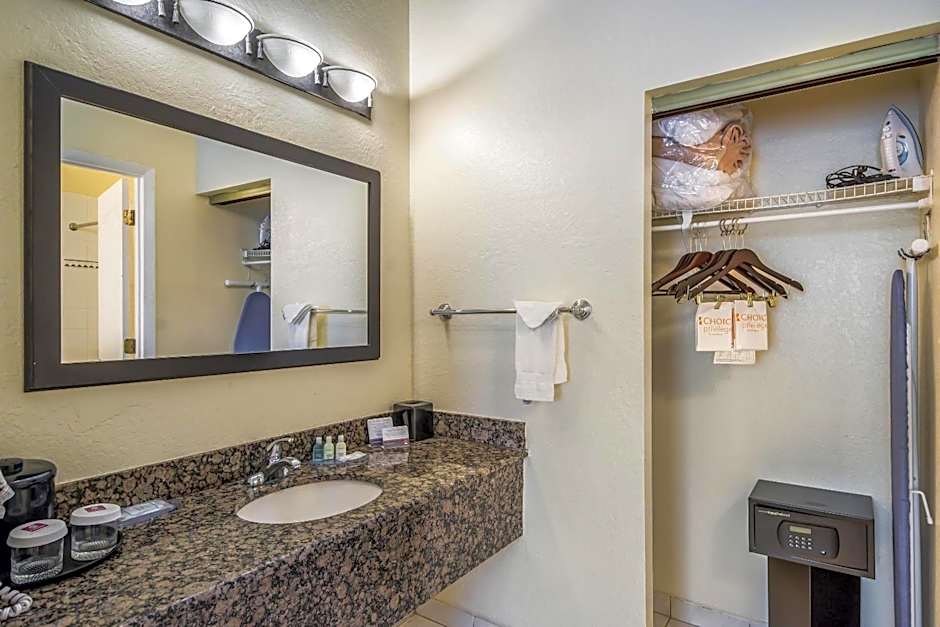 Clarion Inn & Suites Central Clearwater Beach