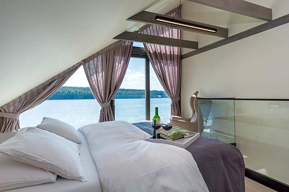 PRZYSTAŃ WYGONIN knéżka i wino